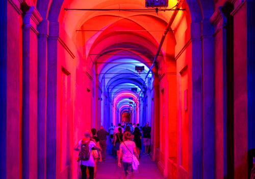vista dei portici illuminati a colori dal cantante Cremonini