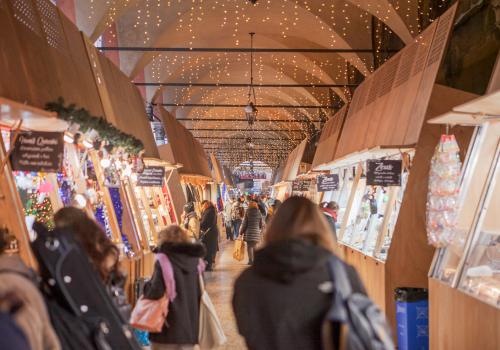 vista del portico dei servi con la fiera di santa lucia