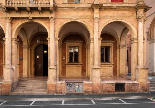 vista di palazzo dal Monte in via Galliera