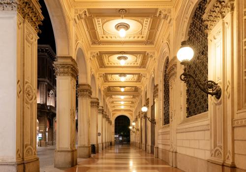 VISTA DEL PORTICO DELLA cASSA DI rISPARMIO ILLUMINATO