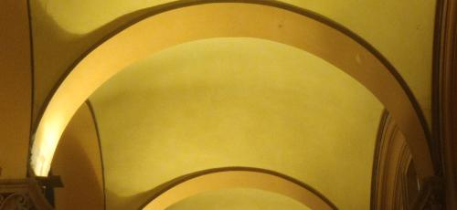 vista di portici in notturna