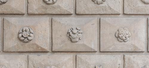 dettaglio dei pilastri del Palazzo del Podestà