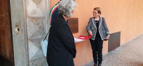 il sindaco, la presidente di quartiere Rosa Amorevole e Federica Legnani svelano la targa