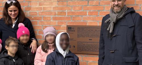 il sindaco di fianco alla targa al Treno della Barca