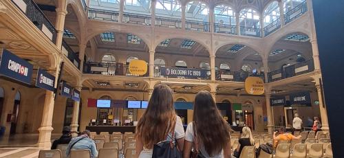 le due studentesse in Salaborsa