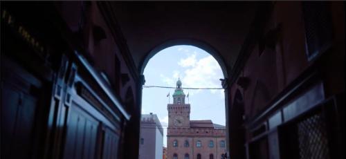 vista della torre dell'Arengo inquadrata da via Clavature