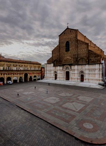 vista di piazza maggiore verso san petronio e portico dei banchi