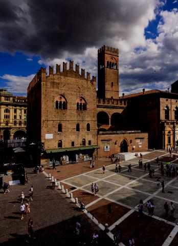 vista di palazzo re enzo da piazza del nettuno