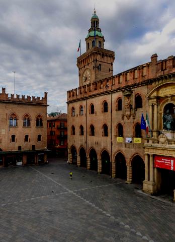 vista del palazzo comunale con palazzo dei notai sullo sfondo