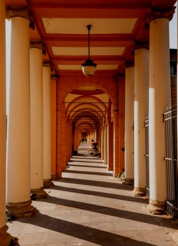 vista del portico della certosa dall'interno 