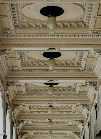 vista interna del portico della palazzo della cassa di risparmio 