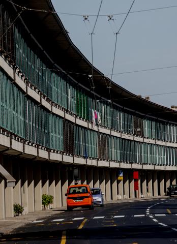 vista della lunga e curva facciata dell'edificio