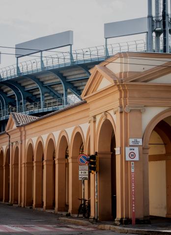 vista del portico della certosa con lo stadio dall'ara