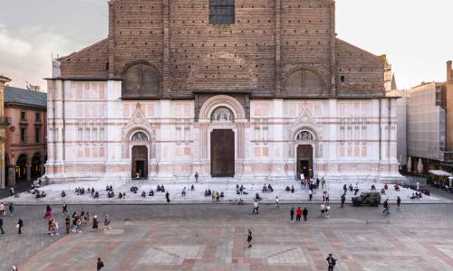 facciata della basilica di san petronio presa da palazzo del podestà