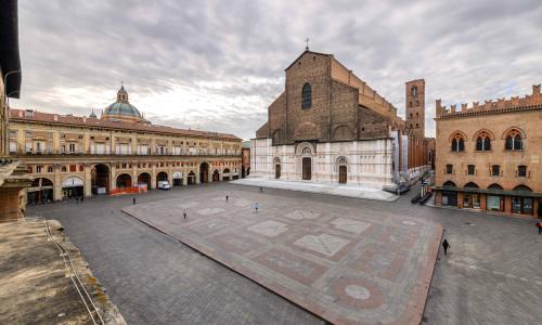vista di piazza maggiore verso san petronio e portico dei banchi