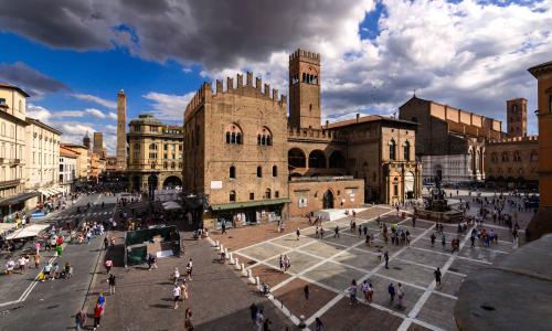 vista di palazzo re enzo da piazza del nettuno