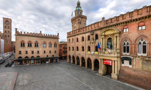 vista del palazzo comunale con palazzo dei notai sullo sfondo