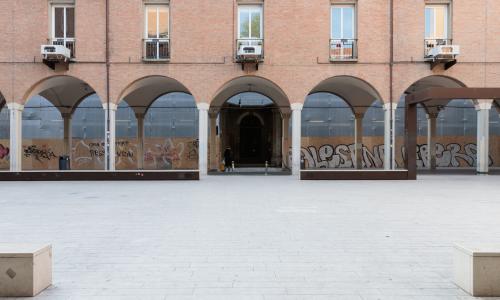 vista del segmento porticato di piazza scaravilli su via zamboni