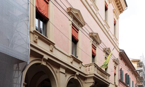 Vista di scorcio della facciata dell'edificio