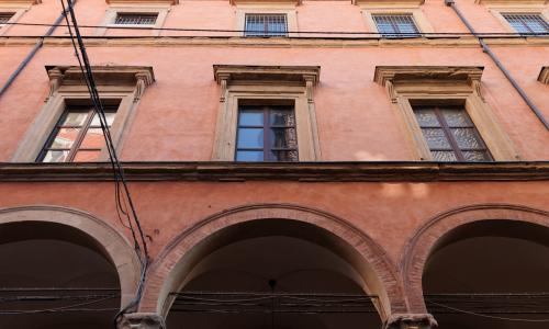 vista di sotto in su della facciata di palazzo fava