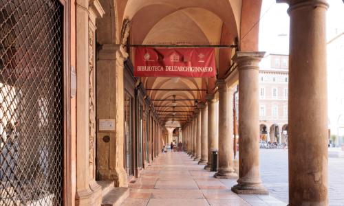 vista del portico da sotto con ingresso della Biblioteca dell'Archiginnasio