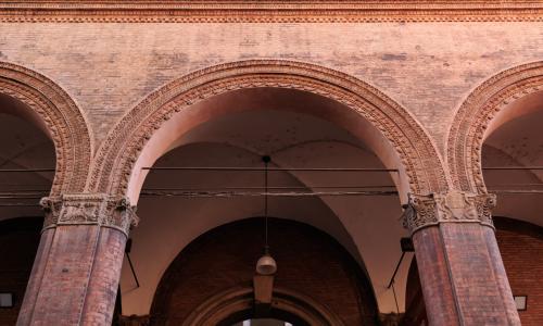 vista di sotto in su di palazzo ghisilardi sede del museo medievale