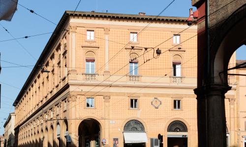 vista del palazzo verso via d'azeglio