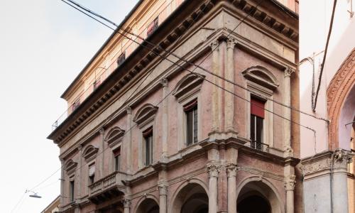 vista di scorcio dell'edificio 