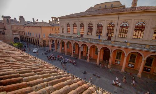 vista dall'alto della facciata del teatro comunale