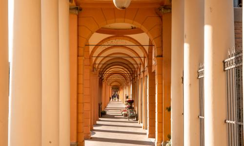 vista del portico della certosa dall'interno 