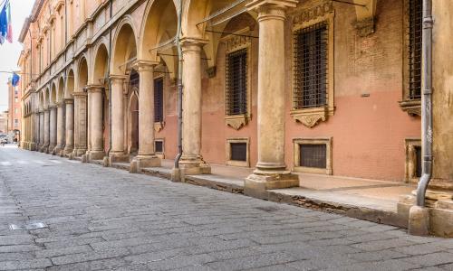 vista del portico di palazzo poggi su via zamboni
