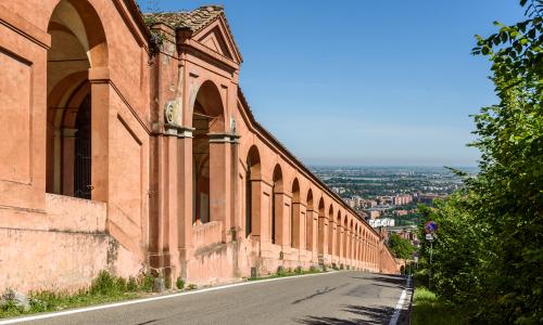 veduta del tratto collinare del portico di san luca di scorcio con Bologna sullo sfondo