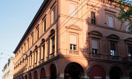 vista dell'edificio sull'angolo fra via farini e piazza cavour