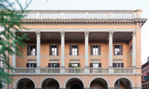 vista frontale dell'edificio dalla piazza