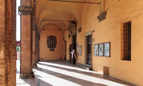 vista del portico del santuario da sotto