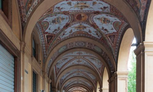 vista del portico con le volte dipinte