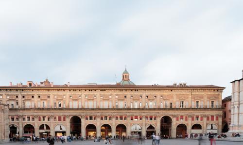 il lungo fronte del palazzo da piazza maggiore