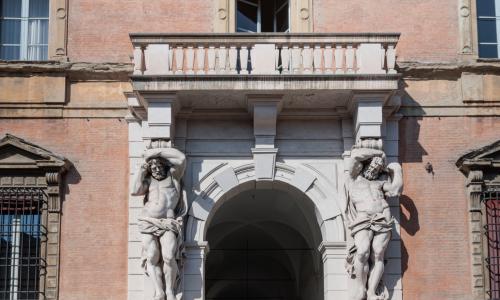 dettaglio della facciata del palazzo con il portale inquadrato dai due atlanti