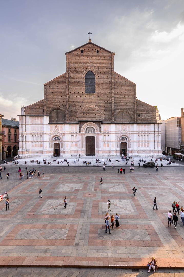 facciata della basilica di san petronio presa da palazzo del podestà