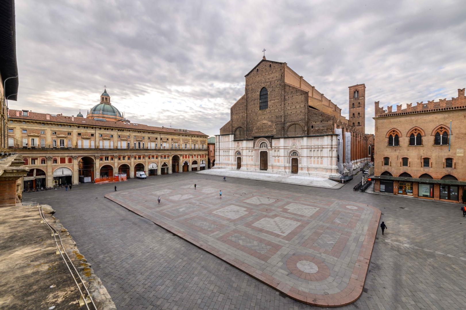 vista di piazza maggiore verso san petronio e portico dei banchi