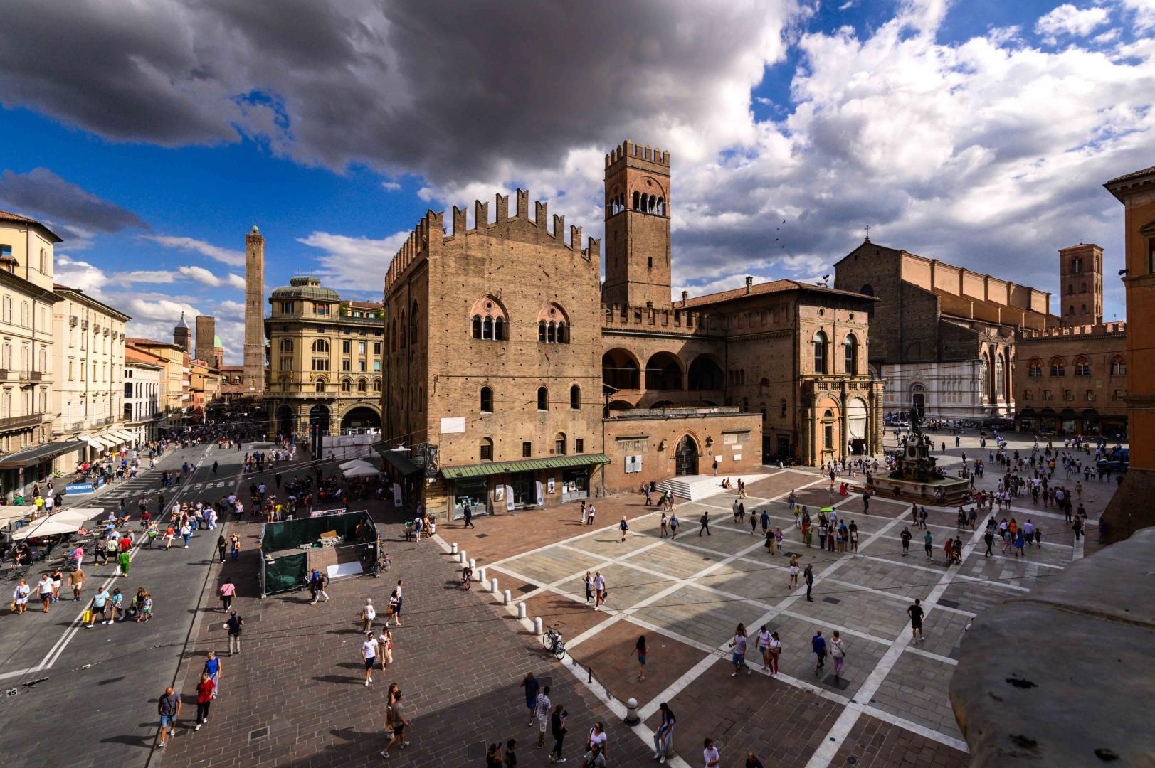 vista di palazzo re enzo da piazza del nettuno
