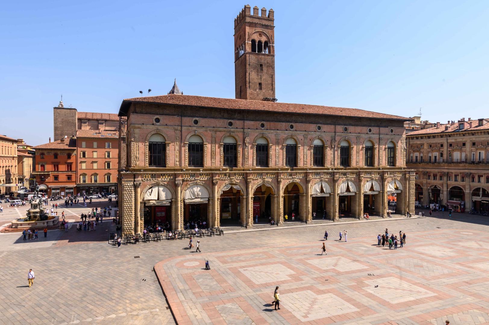 il palazzo nel contesto delle piazze