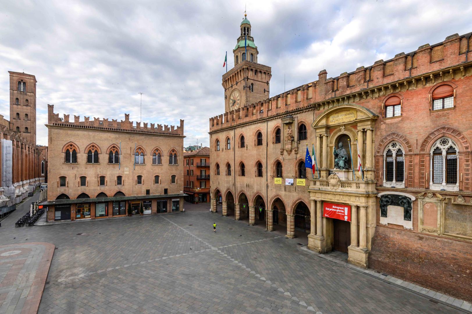 vista del palazzo comunale con palazzo dei notai sullo sfondo