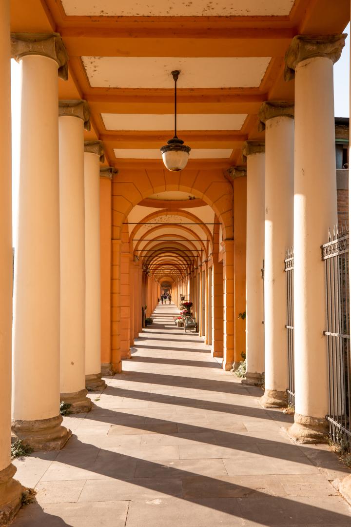 vista del portico della certosa dall'interno 