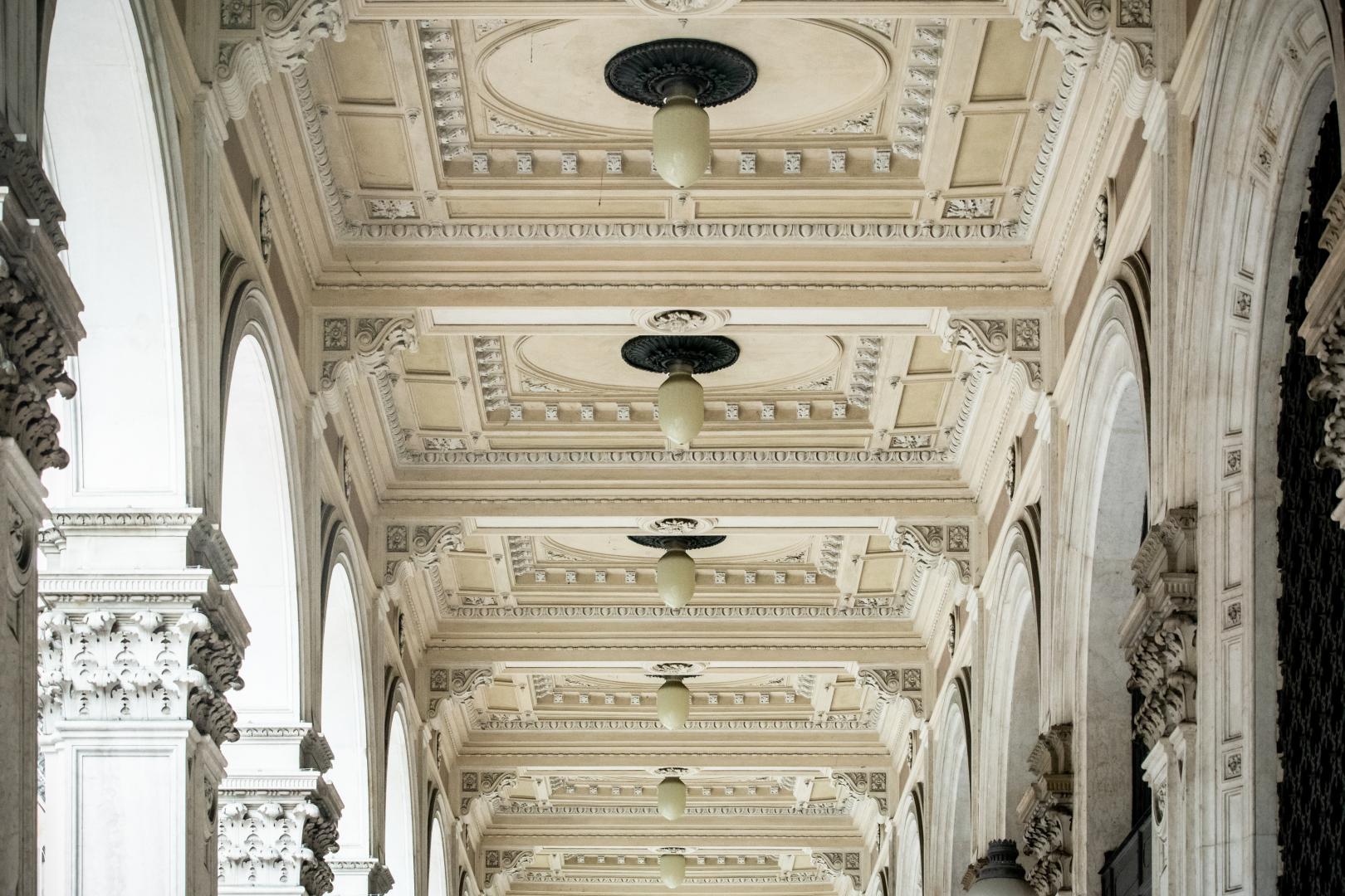 vista interna del portico della palazzo della cassa di risparmio 