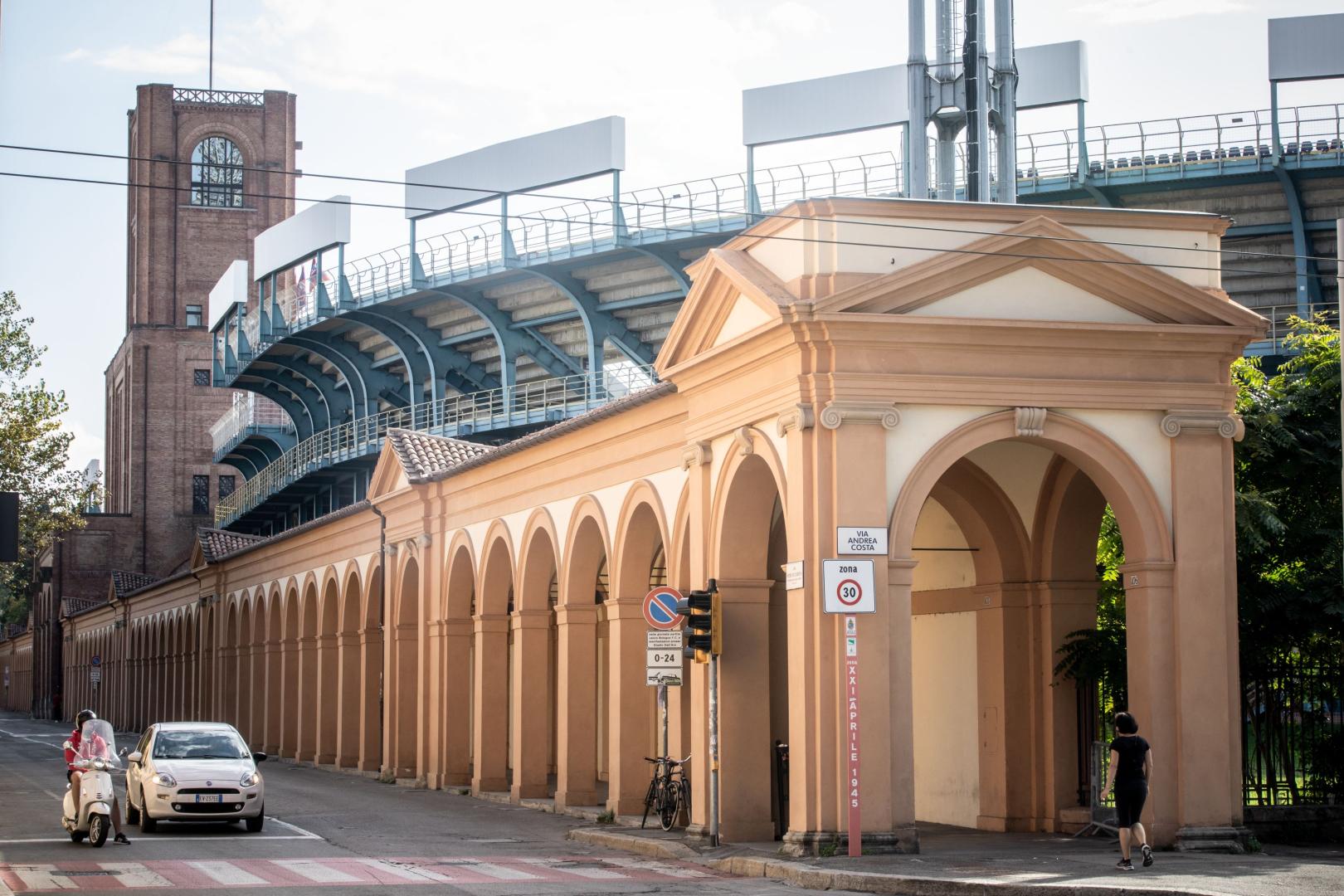vista del portico della certosa con lo stadio dall'ara