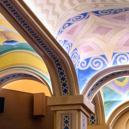 dettagli dell'interno con le decorazioni colorate in stile déco