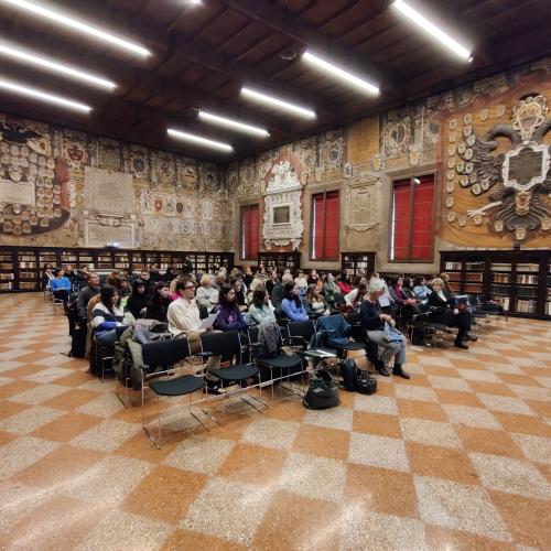 vista del pubblico nella Sala dello Stabat Mater dell'Archiginnasio