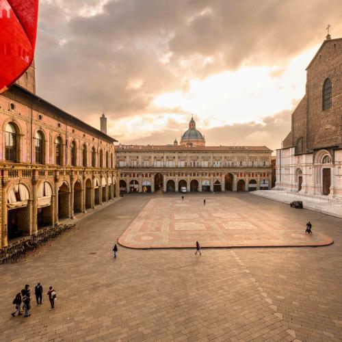 una bella vista della piazza dal Palazzo Comunale verso est all'alba