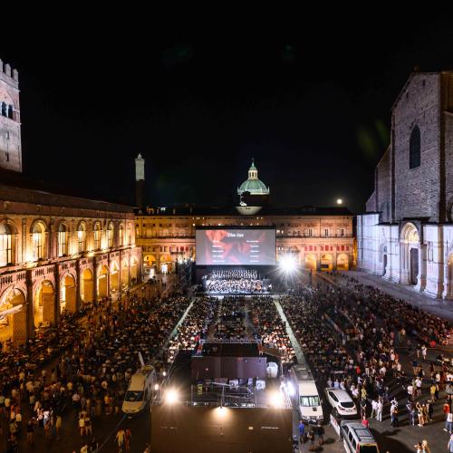 la piazza di notte durante il Cinema ritrovato